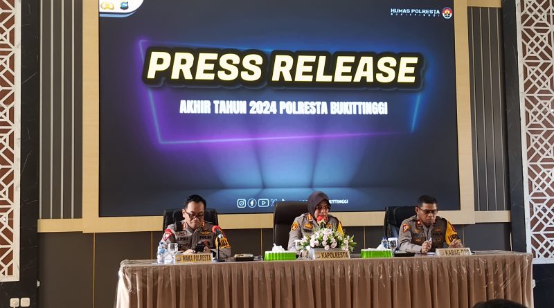 konferensi pers akhir tahun